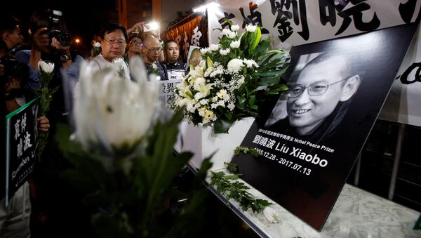 Pro-democracy activists mourn the death of Chinese Nobel Peace laureate Liu Xiaobo, outside China's Liaison Office in Hong Kong, China July 13, 2017. - Sputnik International