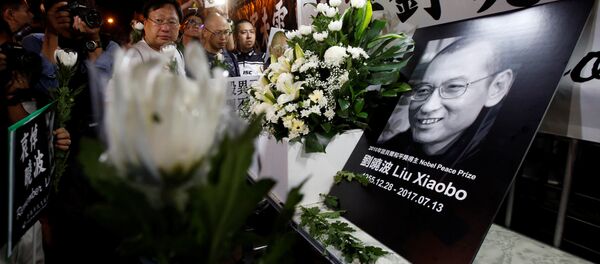 Pro-democracy activists mourn the death of Chinese Nobel Peace laureate Liu Xiaobo, outside China's Liaison Office in Hong Kong, China July 13, 2017. - Sputnik International