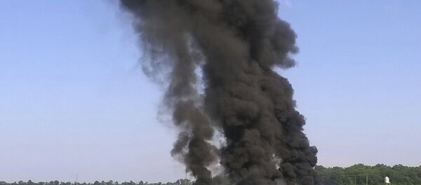 In this photo provided by Jimmy Taylor, smoke and flames rise into the air after a military transport airplane crashed in a field near Itta Bena, Miss., on the western edge of Leflore County, Monday, July 10, 2017, killing several. In this photo provided by Jimmy Taylor, smoke and flames rise into the air after a military transport airplane crashed in a field near Itta Bena, Miss., on the western edge of Leflore County, Monday, July 10, 2017, killing several. - Sputnik International