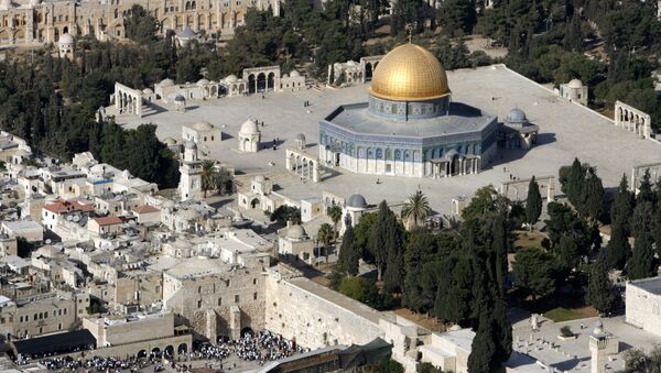 An aerial view shows the Dome of the Rock (R) on the compound known to Muslims as the Noble Sanctuary and to Jews as Temple Mount, and the Western Wall (L) in Jerusalem's Old City, 10 October 2006. - Sputnik International