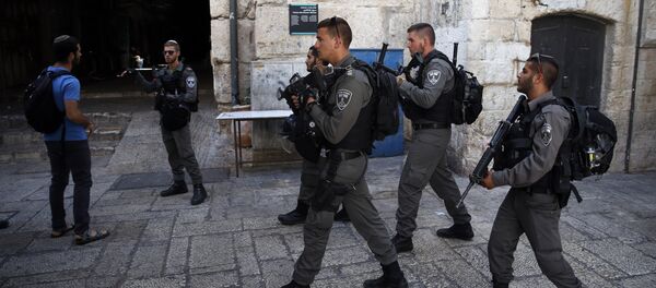 Israeli borderguards patrol in Jerusalem's Old City on July 14, 2017, following an attack Israeli borderguards patrol in Jerusalem's Old City on July 14, 2017, following an attack - Sputnik International