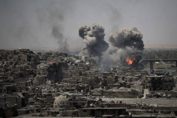 Airstrikes target Islamic State positions on the edge of the Old City a day after Iraq's prime minister declared total victory in Mosul, Iraq, Tuesday, July 11, 2017 Airstrikes target Islamic State positions on the edge of the Old City a day after Iraq's prime minister declared total victory in Mosul, Iraq, Tuesday, July 11, 2017 - Sputnik International