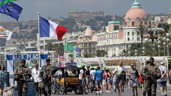 Armed French soldiers patrol along the Promenade des Anglais on the eve of the memorial ceremony of the July 14 fatal truck attack in Nice, France, July 13, 2017. - Sputnik International