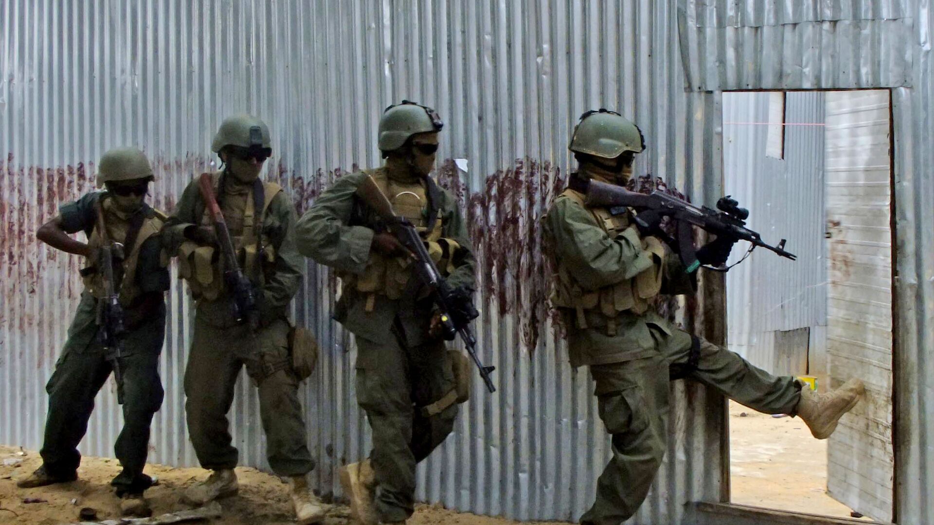 (File) Masked Somali national army (SNA) soldiers search through homes for al-Shabaab fighters, during an operation in Ealsha Biyaha, Somalia, Saturday, June, 2, 2012 - Sputnik International, 1920, 16.01.2023