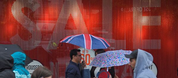 Shoppers walk past a sale sign in central London, Britain June 27, 2017. - Sputnik International