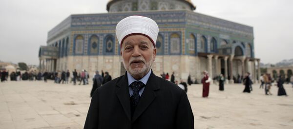Jerusalem’s Mufti Mohammed Hussein posing in front of the Dome of the Rock mosque at the Al-Aqsa mosque compound, in Jerusalem's Old City (File) - Sputnik International