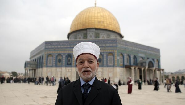 Jerusalem’s Mufti Mohammed Hussein posing in front of the Dome of the Rock mosque at the Al-Aqsa mosque compound, in Jerusalem's Old City (File) - Sputnik International