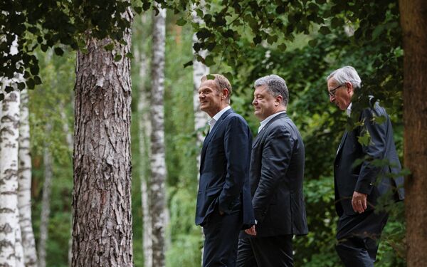 European Council President Donald Tusk, Ukrainian President Petro Poroshenko and European Commission President Jean-Claude Juncker walk during their informal meeting ahead of the EU-Ukraine summit in Kiev, Ukraine, July 12, 2017 - Sputnik International