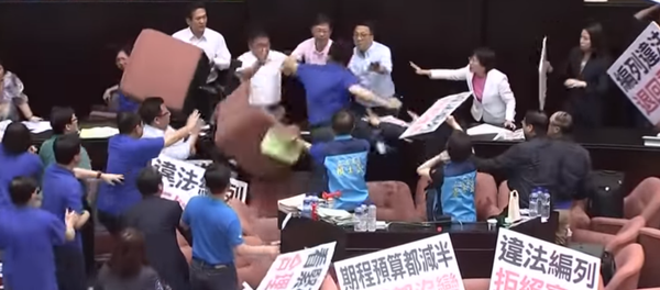Taiwan's legislators were embroiled in parliament brawl for a second consecutive day on Friday, July 14, 2017. - Sputnik International