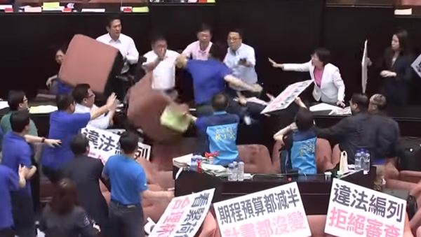 Taiwan's legislators were embroiled in parliament brawl for a second consecutive day on Friday, July 14, 2017. - Sputnik International