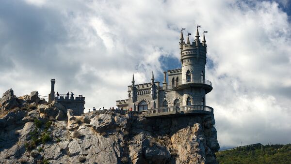 Swallow's Nest Castle on top of a coastal cliff in Crimea's Gaspra town - Sputnik International