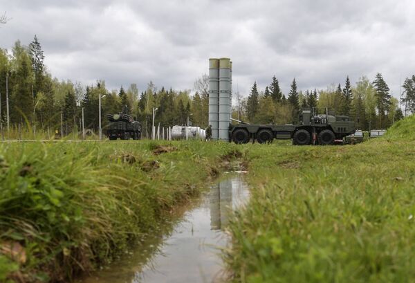 An S-400 Triumf anti-aircraft weapon system and a Pantsir-S surface-to-air missile and anti-aircraft artillery weapon system during the combat duty drills of the surface to air-misile regiment in the Moscow Region An S-400 Triumf anti-aircraft weapon system and a Pantsir-S surface-to-air missile and anti-aircraft artillery weapon system during the combat duty drills of the surface to air-misile regiment in the Moscow Region - Sputnik International