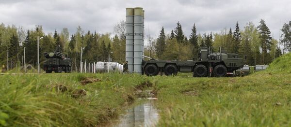 An S-400 Triumf anti-aircraft weapon system and a Pantsir-S surface-to-air missile and anti-aircraft artillery weapon system during the combat duty drills of the surface to air-misile regiment in the Moscow Region An S-400 Triumf anti-aircraft weapon system and a Pantsir-S surface-to-air missile and anti-aircraft artillery weapon system during the combat duty drills of the surface to air-misile regiment in the Moscow Region - Sputnik International