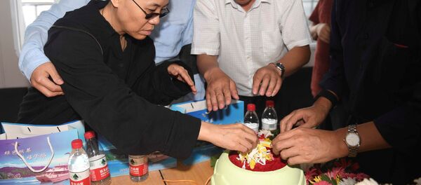 Liu Xia, wife of deceased Chinese Nobel Peace Prize-winning dissident Liu Xiaobo and other relatives attend his sea burial off the coast of Dalian, China in this photo released by Shenyang Municipal Information Office on July 15, 2017 Liu Xia, wife of deceased Chinese Nobel Peace Prize-winning dissident Liu Xiaobo and other relatives attend his sea burial off the coast of Dalian, China in this photo released by Shenyang Municipal Information Office on July 15, 2017 - Sputnik International