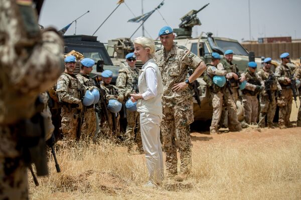 German defense minister Ursula von der Leyen, left, speaks to German soldiers next to the commander of the German troops, Lieutenant Colonel Marc Vogt, right, at Camp Castor near Gao, Mali (File) - Sputnik International