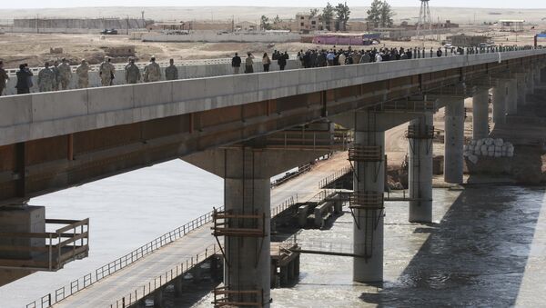 People walk along a bridge unveiled at the Tajik-Afghan border in Nizhny Pyandzh, Tajikistan (File) - Sputnik International