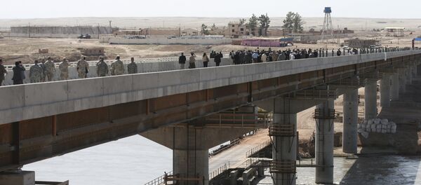 People walk along a bridge unveiled at the Tajik-Afghan border in Nizhny Pyandzh, Tajikistan (File) - Sputnik International