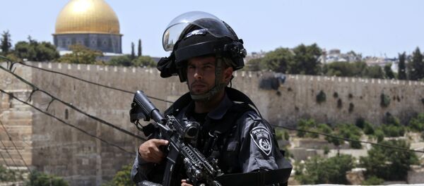 An Israeli border police officer stands guard outside in Jerusalem's Old City Friday, July 14, 2017 - Sputnik International