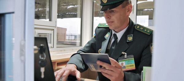 Ukrainian border officer at the international crossing point through the Ukrainian-Polish border Ugrinov-Dolgobichuv, located on the Ukrainian-Polish border in Poland near the village of Ugrinov in Sokalsky district, Lvov region Ukrainian border officer at the international crossing point through the Ukrainian-Polish border Ugrinov-Dolgobichuv, located on the Ukrainian-Polish border in Poland near the village of Ugrinov in Sokalsky district, Lvov region - Sputnik International