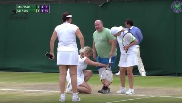 Wimbledon fan pulls on a white skirt to face a Kim Clijsters serve - Sputnik International