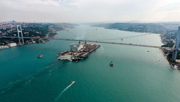 The Pioneering Spirit vessel passing through the Bosphorus to work on the TurkStream Offshore Gas Pipeline - Sputnik International