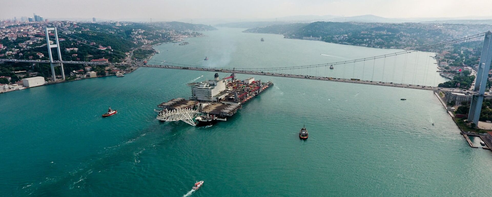 The Pioneering Spirit vessel passing through the Bosphorus to work on the TurkStream Offshore Gas Pipeline - Sputnik International, 1920, 13.01.2025