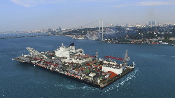 The 'Pioneering Spirit' vessel crosses the Bosphorus Strait in Istanbul, Wednesday, May 31, 2017 - Sputnik International