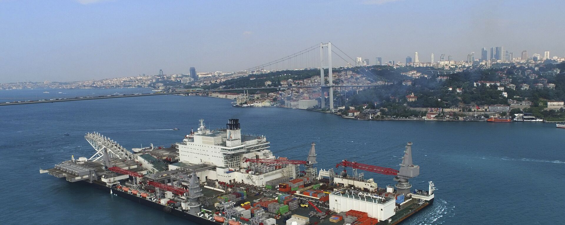The 'Pioneering Spirit' vessel crosses the Bosphorus Strait in Istanbul, Wednesday, May 31, 2017 - Sputnik International, 1920, 05.04.2021