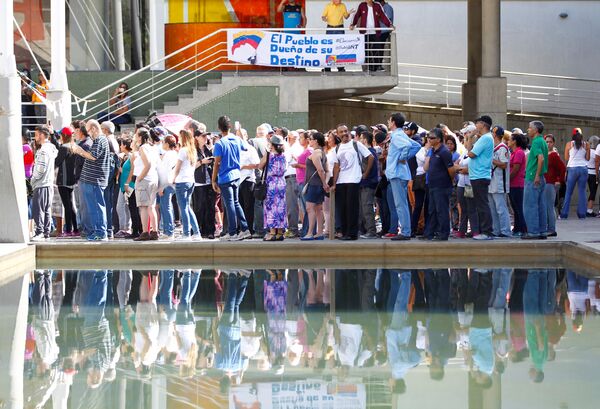 People stand in line to cast their votes at a polling station during an unofficial plebiscite against Venezuela's President Nicolas Maduro's government and his plan to rewrite the constitution, in Caracas, Venezuela July 16, 2017 People stand in line to cast their votes at a polling station during an unofficial plebiscite against Venezuela's President Nicolas Maduro's government and his plan to rewrite the constitution, in Caracas, Venezuela July 16, 2017 - Sputnik International