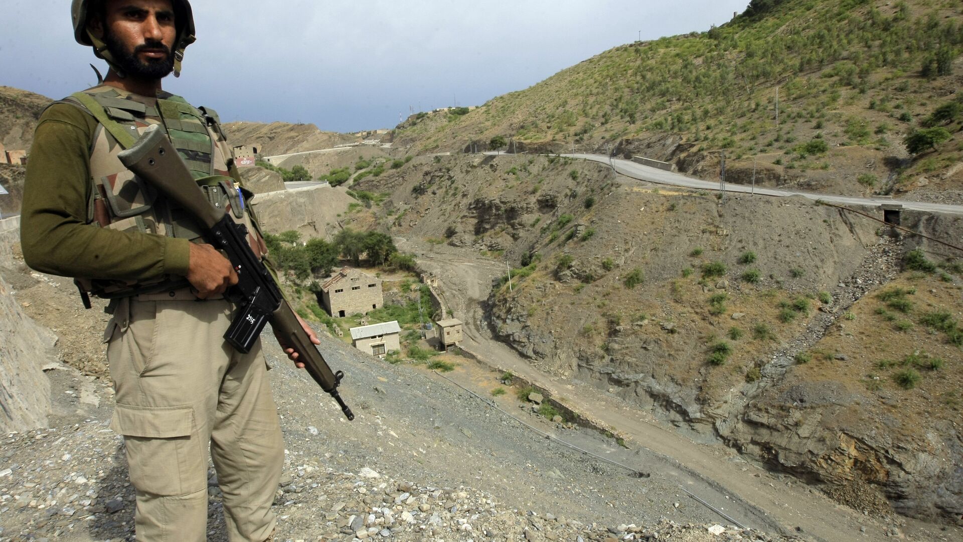 A Pakistan army soldier stands guard in the Pakistani tribal area of Khyber near the Torkham border post between Pakistan and Afghanistan, Wednesday, June 15, 2016.  - Sputnik International, 1920, 03.08.2021