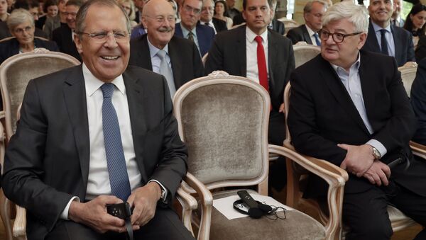 Russia's Foreign Minister Sergey Lavrov, left, smiles as he sits beside former German Foreign Minister Joschka Fischer, right, prior to an event of the Koerber Foundation in Berlin, Germany, Thursday, July 13, 2017 - Sputnik International