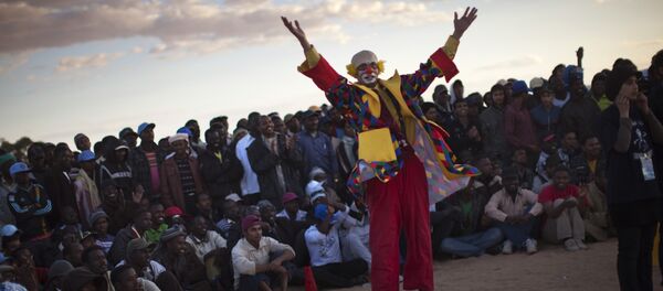 A clown performs to entertain people near to a refugee camp (File) - Sputnik International