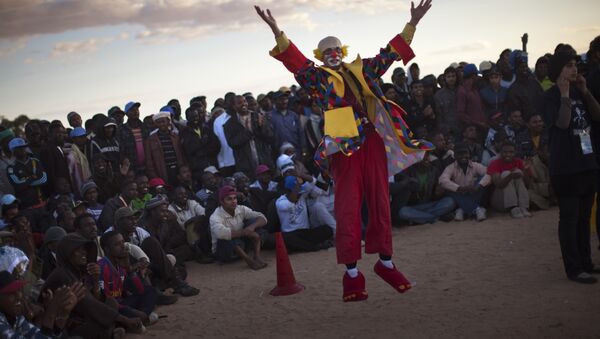 A clown performs to entertain people near to a refugee camp (File) - Sputnik International