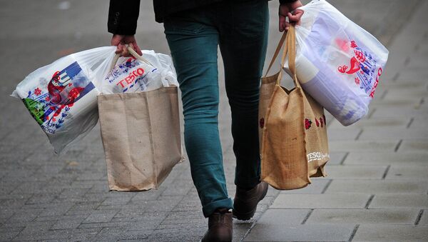 Man carries food shopping bags in Britain. - Sputnik International