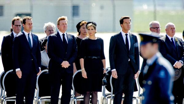 (From L) Minister Lodewijk Asscher, King Willem-Alexander and Queen Maxima of The Netherlands, and Dutch Prime minister Mark Rutte hold a minute's silence as they attend a ceremony upon the arrivals of a plane from Ukraine, carrying the remains of victims of downed Malaysia Airlines flight MH17, at Eindhoven Airbase on July 23, 2014 - Sputnik International