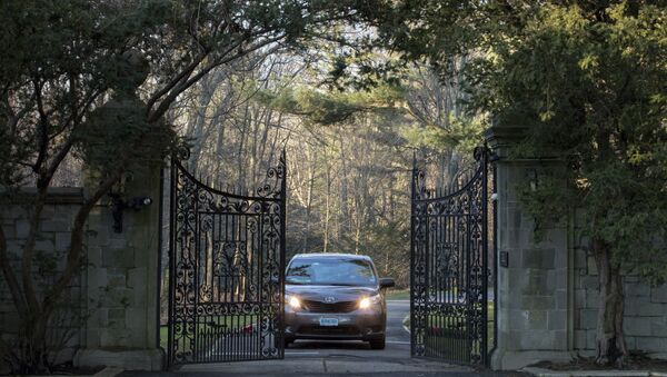 A car with diplomatic license plates drives out of a compound near Glen Cove, N.Y., on Long Island on Friday, Dec. 30, 2016. Russia maintains this and another weekend retreat for its United Nations diplomats about an hour's drive outside New York City — each in one of Long Island's old Gold Coast mansions. U.S. officials didn't clarify which of the two countryside compounds would be closed - Sputnik International