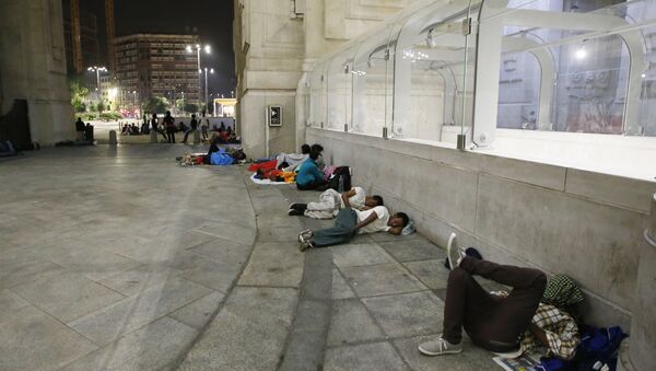 Migrants rest and sleep outside Milan's main train station, Italy (File) - Sputnik International