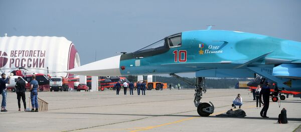 SU-34 bomber on a field during preparations for the opening of the Maks 2017 International Aviation and Space Salon in Zhukovsky. - Sputnik International