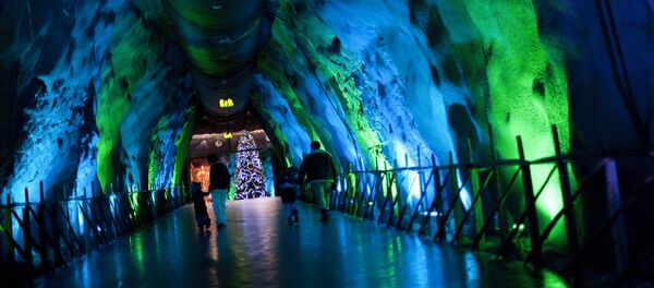 A family walks in an underground tunnel in Santa Park near Rovaniemi, Finnish Lapland, on December 14, 2011. - Sputnik International