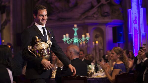The 2017 Wimbledon Men's Singles champion Roger Federer of Switzerland arrives with his trophy for the Champions Dinner at The Guildhall in London, late Sunday July 16, 2017. - Sputnik International