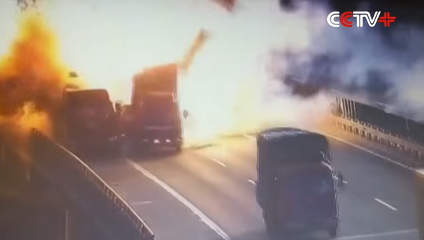 Truck-van Collision Causes Explosion in China's Zhejiang - Sputnik International