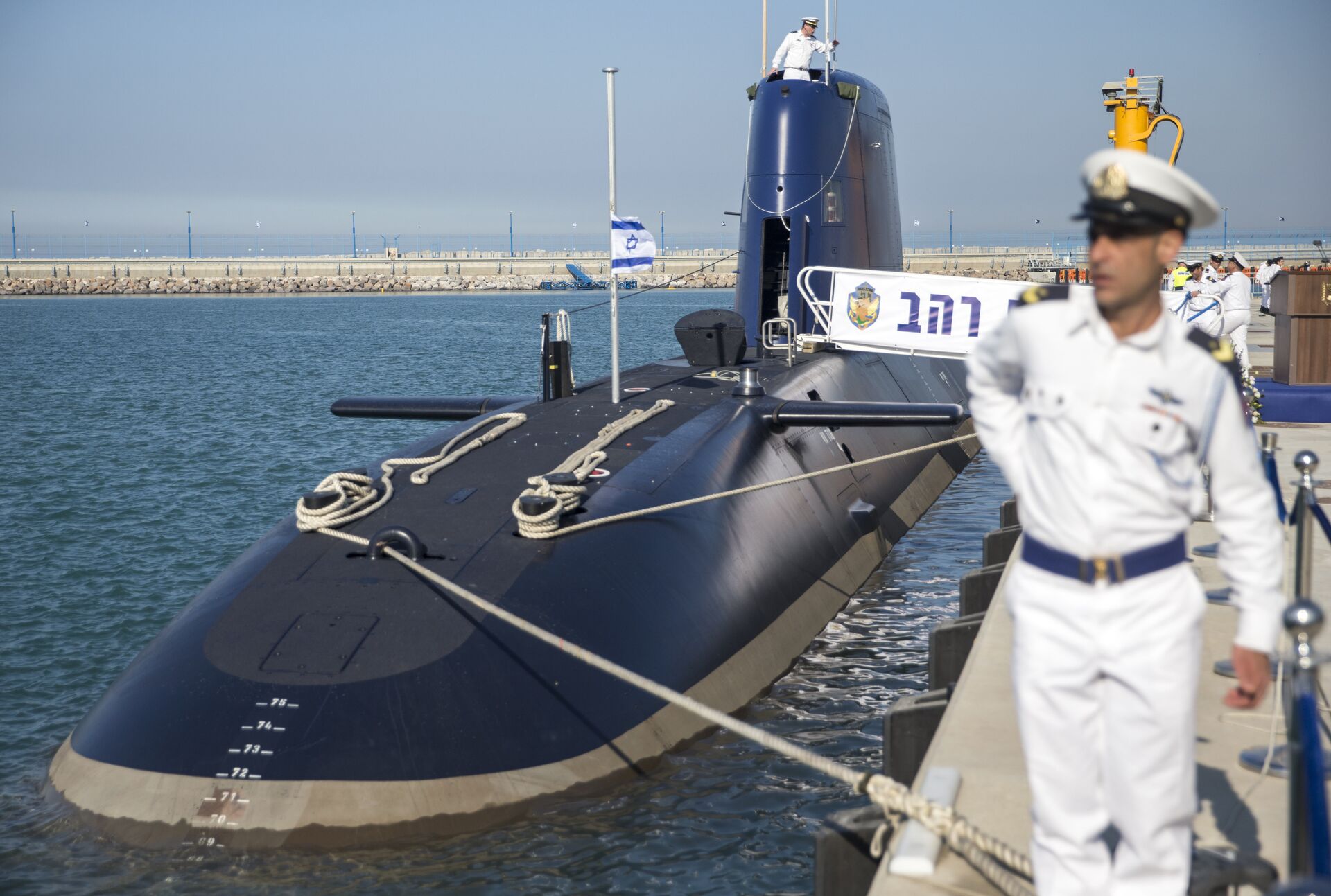 The German-made INS Rahav, the fifth Israeli Navy submarine, arrives at the military port of Haifa on January 12, 2016. In September 2015, Israel received delivery of the fourth Dolphin 2 class submarines from Germany. A third of the cost was funded by Germany as part of its military aid to Israel. The submarines, the most sophisticated in Israel's fleet, can be equipped with missiles armed with nuclear warheads. - Sputnik International, 1920, 23.01.2022