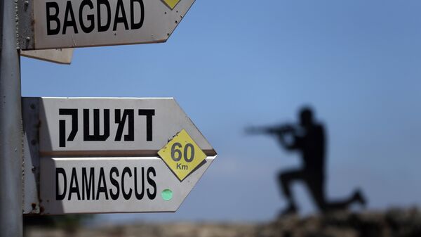 A sculpture of an Israeli soldier standing guard is seen next to a sign for tourists showing the distance to Damascus and Baghdad at an army post on Mount Bental in the Israeli-annexed Golan Heights on June 23, 2015. - Sputnik International
