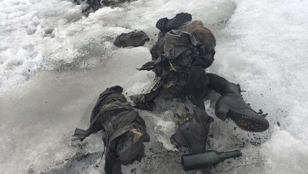 In this photo released by the Swiss train company ' Glacier 3000' shoes and clothing are visible at a Swiss glacier where two bodies were found. - Sputnik International