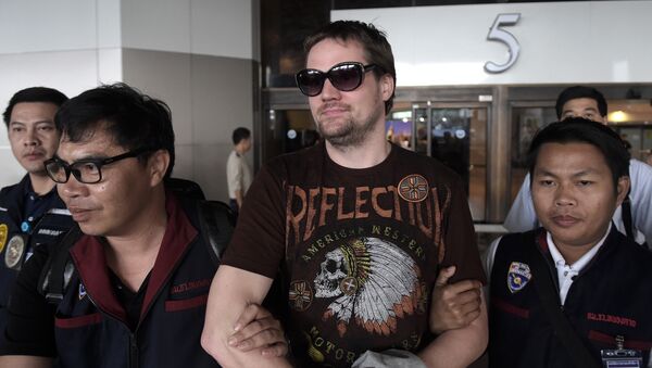 Swedish co-founder of the Pirate Bay website Fredrik Neij (C), 36, is taken by Thai immigration police officers at Don Mueang airport, to an immigration detention centre in Bangkok on November 5, 2013. - Sputnik International
