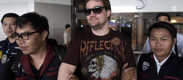 Swedish co-founder of the Pirate Bay website Fredrik Neij (C), 36, is taken by Thai immigration police officers at Don Mueang airport, to an immigration detention centre in Bangkok on November 5, 2013. - Sputnik International