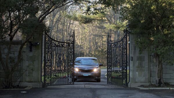 A car with diplomatic license plates drives out of a compound near Glen Cove, N.Y., on Long Island on Friday, Dec. 30, 2016. - Sputnik International
