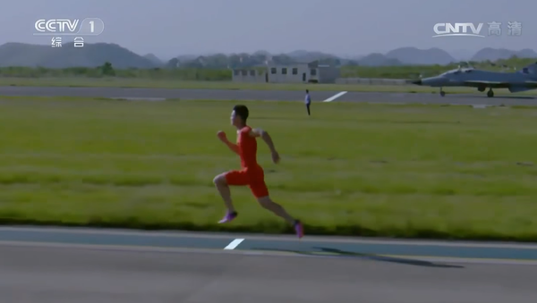 Sprinter Zhang Peimeng beats FTC-2000 trainer - Sputnik International