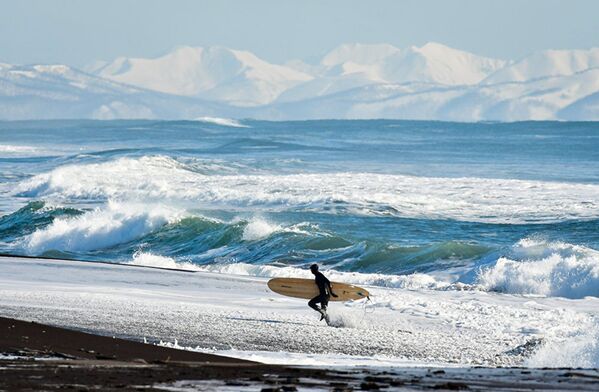 Wind, Waves, 15 Degrees Below Zero: Winter Surfing on Russia’s Pacific Coast - Sputnik International