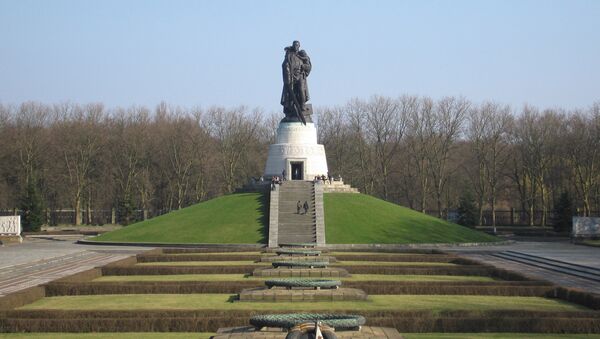 Monument to the Soviet liberator in Treptower Park, Berlin - Sputnik International